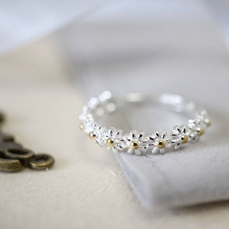 Women's Small Daisy Adjustable Ring Flower Ring Modern Mini Ring Delicate Sophisticated Thumb Ring Fashion
