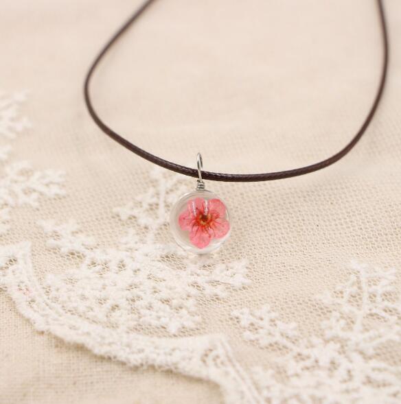 Handmade Boho Transparent Resin Dried Flower Necklace Round Glass Gypsophila Charms Pendant For Women Girls Fashion Jewelry Gift