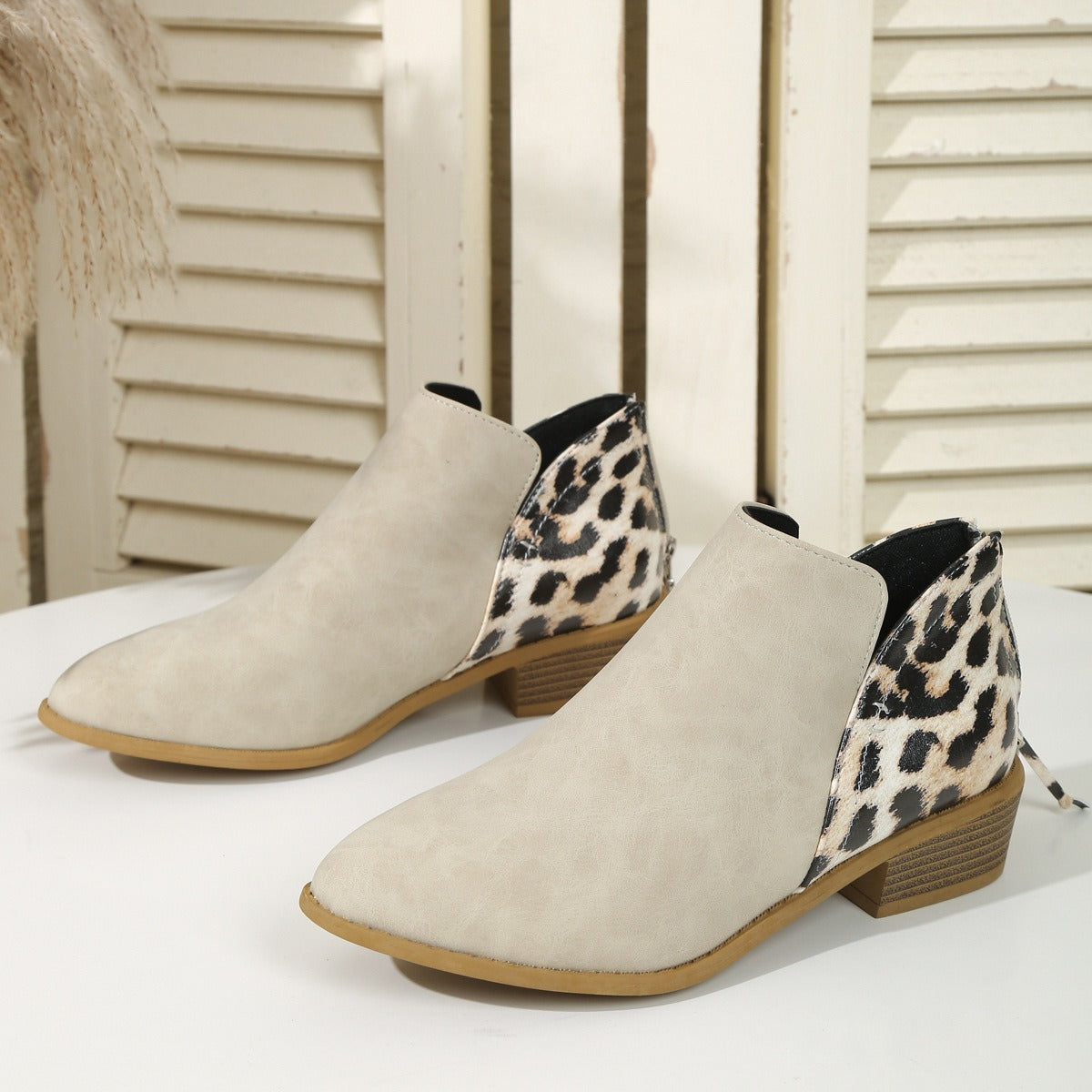 Women's Pointed Thick Heels Back Zipper Boots