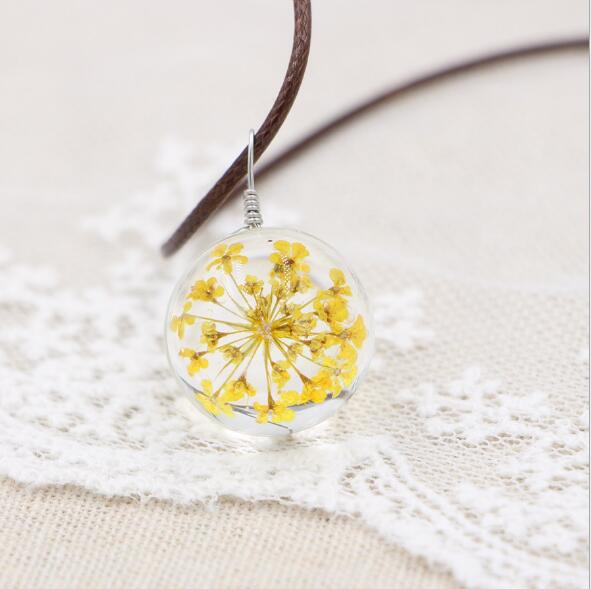 Handmade Boho Transparent Resin Dried Flower Necklace Round Glass Gypsophila Charms Pendant For Women Girls Fashion Jewelry Gift