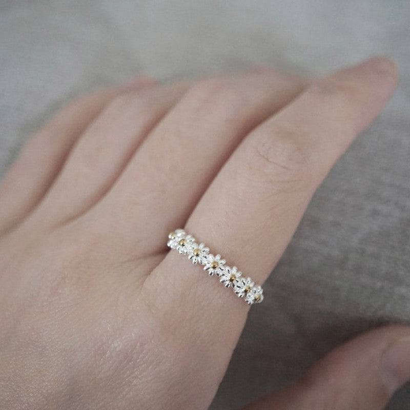 Women's Small Daisy Adjustable Ring Flower Ring Modern Mini Ring Delicate Sophisticated Thumb Ring Fashion