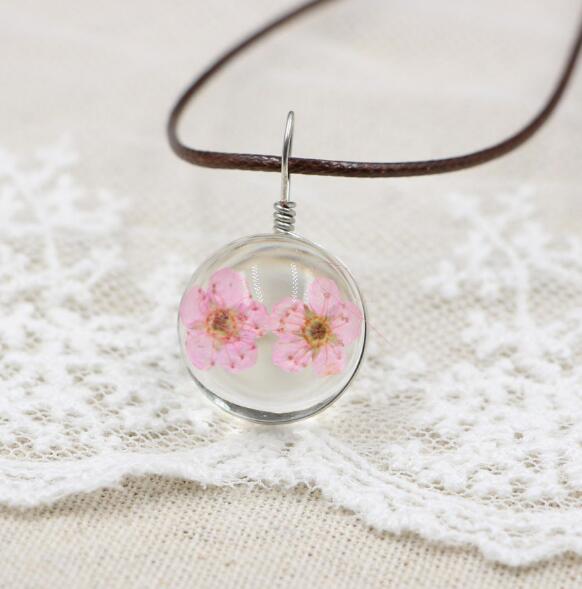 Handmade Boho Transparent Resin Dried Flower Necklace Round Glass Gypsophila Charms Pendant For Women Girls Fashion Jewelry Gift